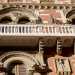 ...parapetti e rilievi sono decorati e le colonnine paiono di granito rosa